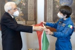 Il Presidente Sergio Mattarella consegna il Tricolore a Samantha Cristoforetti, in partenza per la Stazione Spaziale Internazionale 