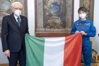Il Presidente Sergio Mattarella consegna il Tricolore a Samantha Cristoforetti, in partenza per la Stazione Spaziale Internazionale 