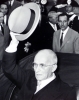 Luigi Einaudi, Presidente della Repubblica, 1948 - 1955 risponde al saluto di alcuni cittadini