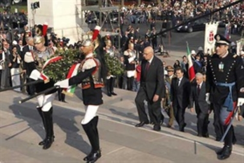 Impegni connessi al 62° di Liberazione:- Quirinale: Incontro con le Associazioni Combattentistiche e D'Arma;- Altare della Patria: deposizione di una corona d'alloro e cerimonia di conferimento di Medaglie d'Oro al Valor Militare e Medaglie d'Oro al Merito Civile;- Cefalonia: Cerimonia commemorativa dei caduti italiani e greci. (24 e 25 aprile 2007)