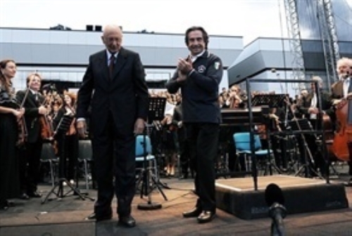 Intervento del Presidente della Repubblica Giorgio Napolitano al concerto diretto dal M° Ricccardo Muti ed eseguito dalle Orchestre ed i Cori delle Istituzioni Musicali della Città de L'Aquila a chiusura della rassegna musicale "Campi sonori - prologo della rinascita".  