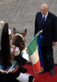 Il Presidente Giorgio Napolitano passa in rassegna un reparto di interforze, al suo arrivo, in occasione dell'insediamento.