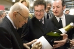  Il Presidente Giorgio Napolitano nel corso della visita manifestazione Vinitaly firma una delle bottiglie in esposizione