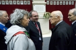 Napolitano con il Sindaco Vincenzi sosta dinanzi al monumento che ricorda le maestranze cadute nella Guerra di liberazione