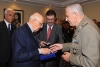 Il Presidente  Giorgio Napolitano riceve dal Col. Rocco Vastola un crest della Missione Militare a Malta