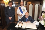 Il Presidente Giorgio Napolitano durante la firma dell'Albo d'Onore