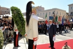 Il Presidente Napolitano depone una corona al Monumento ai Caduti in Piazza Tre Martiri a Rimini 