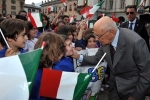 Il Presidente Giorgio Napolitano saluta i bambini a Piazza Chanoux