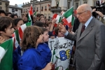 Il Presidente della Repubblica Giorgio Napolitano saluta i bambini a Piazza Chanoux