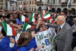- Il Presidente della Repubblica Giorgio Napolitano saluta i bambini presenti