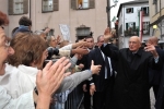 Il Presidente Napolitano saluta i cittadini di Cuneo all'uscita dal Teatro Toselli
