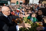 Il Presidente Giorgio Napolitano risponde al saluto dei cittadini presenti in Piazza Garibaldi