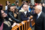 Il Presidente Giorgio Napolitano saluta alcuni studenti dell'Università degli Studi di Pisa