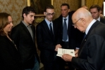  Il Presidente Giorgio Napolitano con alcuni studenti universitari