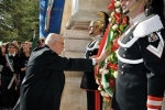 Il Presidente della Repubblica Giorgio Napolitano durante la deposizione di una corona di fiori nel carcere di Turi