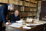  Il Presidente Napolitano ,con a fianco il Conte Vanni, visita la biblioteca di Leopardi