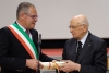  Il Presidente Giorgio Napolitano riceve dal Sindaco di Gemona Paolo Urbani la pergamena della cittadinanza onoraria, 