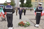 Il Presidente Giorgio Napolitano durante la deposizione di una corona di fiori al Monumento ai lavoratori caduti dei cantieri