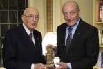 Il Presidente Giorgio Napolitano con Lucio Caputo in occasione del conferimento del "GEI Award" 