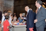 Il Presidente Giorgio Napolitano saluta alcuni bambini 