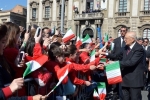 Il Presidente Giorgio Napolitano accolto dai bambini sulla Piazza del Duomo