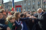 Il Presidente Giorgio napolitano saluta alcuni bambini sulla Piazza del Duomo