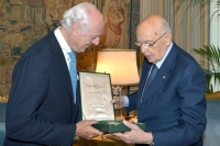 Il Presidente Giorgio Napolitano durante la consegna dell'onorificenza di Cavaliere di Gran Croce dell'Ordine al Merito della Repubblica Italiana all'ambasciatore Staffan De Mistura