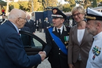 Il Presidente Giorgio Napolitano accolto dal Comandante Generale dell'Arma dei Carabinieri Leonardo Gallitelli, dal Ministro della Difesa Roberta Pinotti e dal Capo di Stato Maggiore della Difesa Amm. Luigi Binelli Mantelli al suo arrivo a Piazza di Siena per la celebrazione del 200° anniversario di fondazione dell'Arma dei Carabinieri
