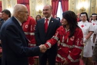 Il Presidente Giorgio Napolitano saluta Roberta Fusacchia, Volontaria della C.R.I., al termine dell'incontro con una delegazione di volontari della Croce Rossa Italiana, nel 150° anniversario della nascita del primo "Comitato dell'Associazione per il soccorso ai feriti e ai malati di guerra", al centro il Presidente del Comitato Regionale Sicilia Rosario Maria Gianluca Valastro
