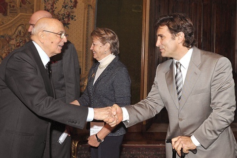 Il Presidente Giorgio Napolitano con alcuni ragazzi diversamente abili che partecipano agli stages del Quirinale per l'inserimento nel mondo del lavoro