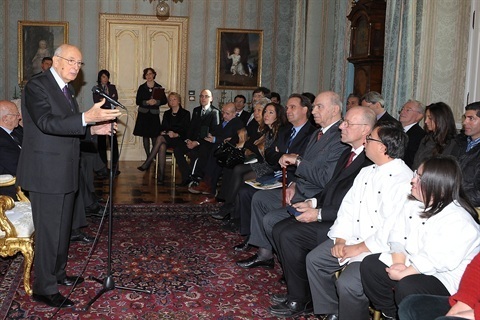 Il Presidente Giorgio Napolitano con alcuni ragazzi diversamente abili che partecipano agli stages del Quirinale per l'inserimento nel mondo del lavoro