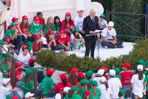 Il Presidente Giorgio Napolitano saluta gli studenti al termine del suo intervento alla cerimonia di apertura dell'anno scolastico 2012-2013