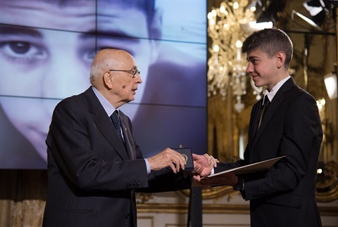 Il Presidente Giorgio Napolitano consegna l'attestato e il distintivo d'onore al nuovo Alfiere della Repubblica Alex Pedrini | Palazzo del Quirinale - 15/04/2014