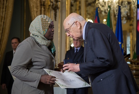 Il Presidente Giorgio Napolitano in occasione della cerimonia di consegna degli attestati e dei distintivi d'onore ai nuovi Alfieri della Repubblica | Palazzo del Quirinale - 15/04/2014